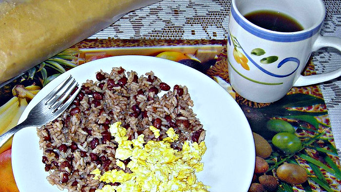 Gallo pinto means "spotted rooster" but does not include chicken.