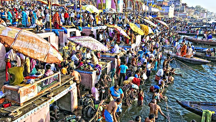 Pilgrims' religious ceremony in Varanasi.